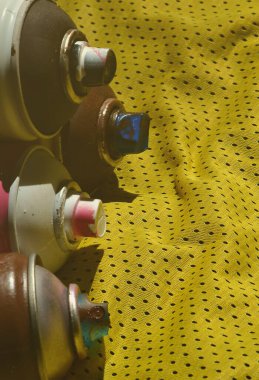 Birkaç sprey boya püskürtme yalan kullanılan polyester kumaştan yapılmış bir basketbol oyuncusu spor forması. Gençlik sokak sanatı, aktif spor ve hareketli yaşam tarzı kavramı