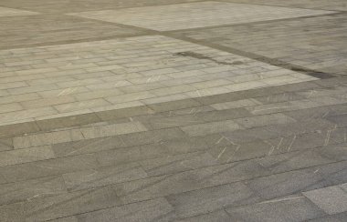 Parlak güneş ışığı altında platformlar Meydanı çeşitli fayans parke granit doku şeklinde