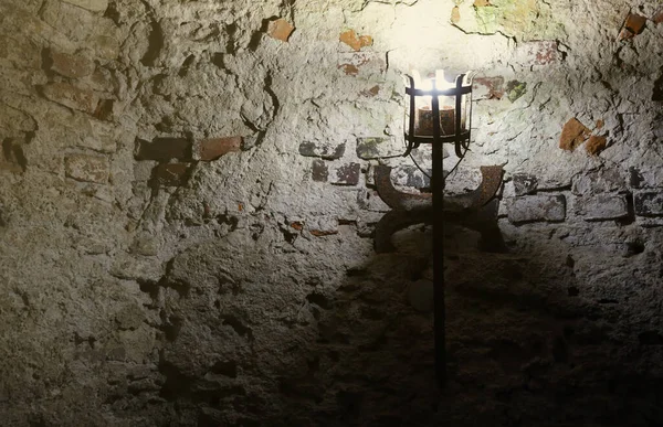 Antorcha Castillo Medieval Iluminada Colgando Una Pared Piedra Objetos Antiguos —  Fotos de Stock