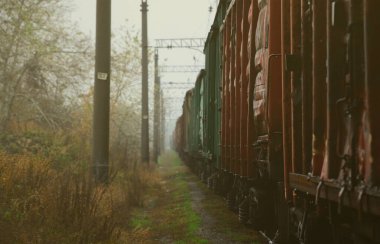 Bulutlu hava yağmurlu trende fotoğraf ile sığ derinlik-in tarla
