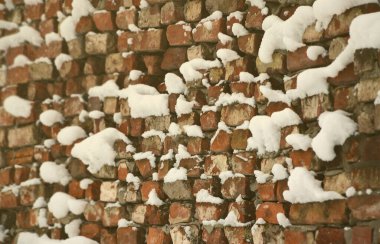 Sonra yoğun bir kar yağışı kar kalın bir tabaka ile kaplı eski tuğla duvar dokusu