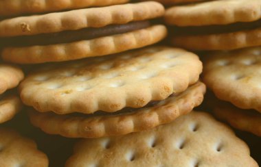 Yuvarlak sandviç kurabiye Hindistan cevizi dolgulu ayrıntılı resmini. Çay için birkaç muamele etmek bir close-up arka plan görüntüsü