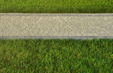 Güzel bir yeni geçit Parke taş yeşil çimlerin arasında yer alır