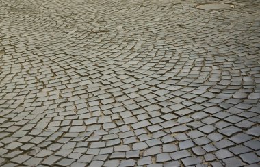 Gün ışığında bir kalite kaldırım taşı ile kaplı geniş bir alana