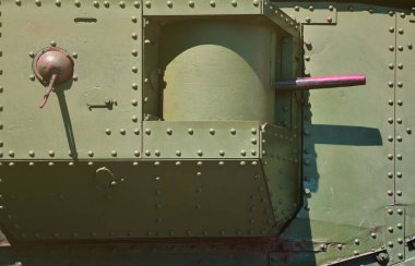 Metalden yapılmış ve çok sayıda ile takviyeli tank Duvar dokusu cıvata ve perçin. İkinci Dünya Savaşı rehberli bir makineli tüfek ile mücadele bir araçtan kapsayan görüntüleri