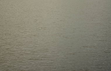 Perspektif içinde baskılı rüzgarın etkisi altında karanlık nehir su doku. Yatay görüntü