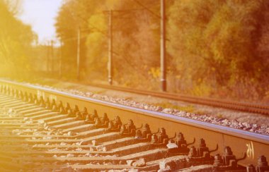 Sonbahar endüstriyel manzara. Yeşil ve sarı sonbahar ağaçları arasında mesafe içine basık demiryolu