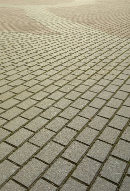 Gün ışığında bir kalite kaldırım taşı ile kaplı geniş bir alana
