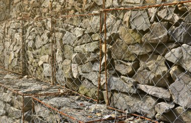 Birkaç Gabion fotoğraf. Kafes hücreleri küp formunun dağ taş su yağmur aracılığıyla izin ama yola düşen taş korumak çeşitli şekiller ile dolu