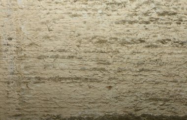 Eski taş duvar dokusu dikkatsizce çimento harcı ile tedavi.