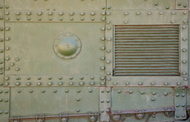Metalden yapılmış ve çok sayıda ile takviyeli tank Duvar dokusu cıvata ve perçin. İkinci Dünya Savaşı savaş bir araçtan kapsayan görüntüleri.