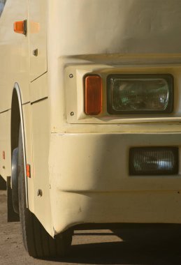 Büyük ve uzun sarı otobüs gövde fotoğraf. Binek araç nakliye ve turizm yakın çekim önden görünümü.