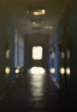 İhmal edilen bir kamu Binası, kasvetli koridor bulanık görüntü. Bir yoksul konut yüksek katlı binada bir kamusal alan ufuk resmi