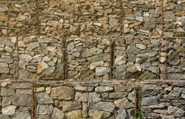 Birkaç Gabion fotoğraf. Kafes hücreleri küp formunun dağ taş su yağmur aracılığıyla izin ama yola düşen taş korumak çeşitli şekiller ile dolu