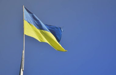 Ukrayna bayrağı mavi bulutsuz gökyüzü karşı. Ukrayna Devlet resmi bayrağı sarı ve mavi renkler içerir