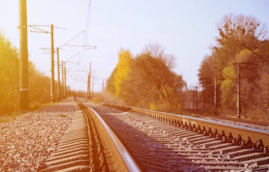 Sonbahar endüstriyel manzara. Yeşil ve sarı sonbahar ağaçları arasında mesafe içine basık demiryolu