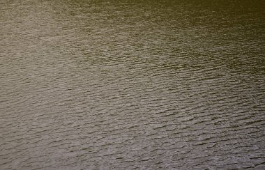 Perspektif içinde baskılı rüzgarın etkisi altında karanlık nehir su doku. Yatay görüntü