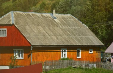 Çatı kaplama ürperti kayrak ile doku. Kaba ve eski gri kayrak dalgalı levhalar çatısı. Asbest malzeme su geçirmez çatı kaplama