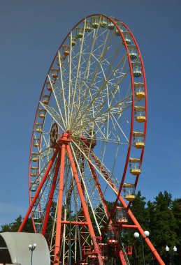 Temiz mavi gökyüzü arka plan üzerinde büyük ve modern multicolour dönme dolap