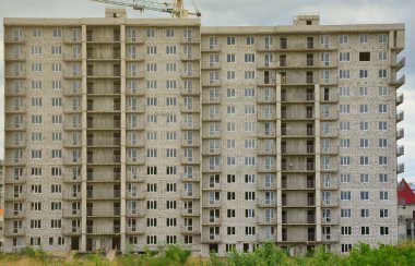 Bir Rus whitestone konut ev birçok pencere ve balkon yapım aşamasında olan duvar inşa dokulu deseni