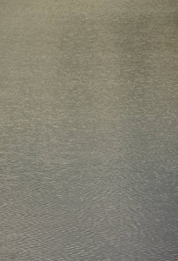 Perspektif içinde baskılı rüzgarın etkisi altında karanlık nehir su doku. Dikey görüntü