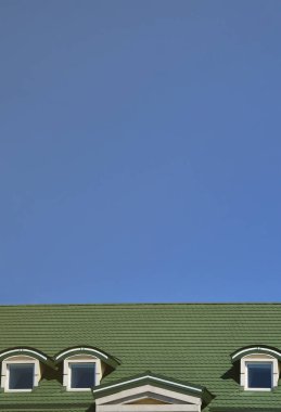 Yüksek kaliteli çatı kaplama metal işten. Çatı ile yeşil metal kiremit kaplı