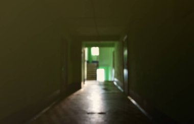 İhmal edilen bir kamu Binası, kasvetli koridor bulanık görüntü. Bir yoksul konut yüksek katlı binada bir kamusal alan ufuk resmi