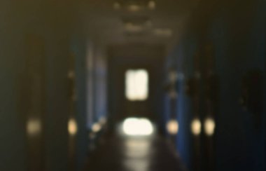 İhmal edilen bir kamu Binası, kasvetli koridor bulanık görüntü. Bir yoksul konut yüksek katlı binada bir kamusal alan ufuk resmi