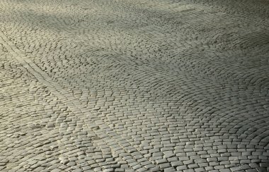 Gün ışığında bir kalite kaldırım taşı ile kaplı geniş bir alana