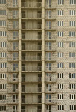 Bir Rus whitestone konut ev birçok pencere ve balkon yapım aşamasında olan duvar inşa dokulu deseni