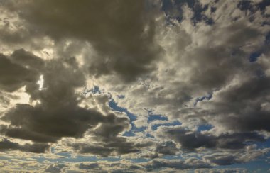 Mavi bir bulutlu gökyüzü güneş engelleme birçok küçük bulutlar ile