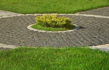 Güzel bir yeni geçit Parke taş yeşil çimlerin arasında yer alır