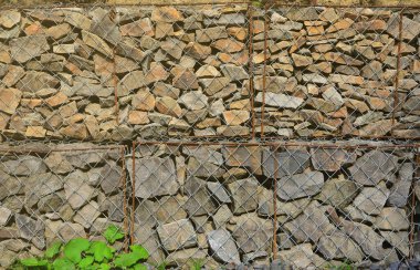 Birkaç Gabion fotoğraf. Kafes hücreleri küp formunun dağ taş su yağmur aracılığıyla izin ama yola düşen taş korumak çeşitli şekiller ile dolu