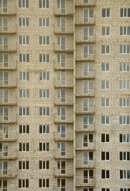 Bir Rus whitestone konut ev birçok pencere ve balkon yapım aşamasında olan duvar inşa dokulu deseni