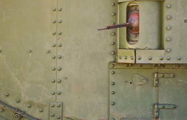 Metalden yapılmış ve çok sayıda ile takviyeli tank Duvar dokusu cıvata ve perçin. İkinci Dünya Savaşı rehberli bir makineli tüfek ile mücadele bir araçtan kapsayan görüntüleri
