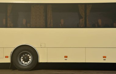 Büyük ve uzun sarı otobüs reklam için boş alan ile gövde fotoğraf. Yakın çekim yan görünüm bir binek araç nakliye ve Turizm