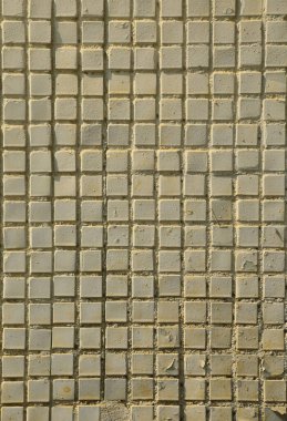 Beton duvar eski doku sığ döşemeleri kare şeklinin bir kaplama ile gri boyalı. Arka plan resmi bir duvar birçok kare beyaz çini