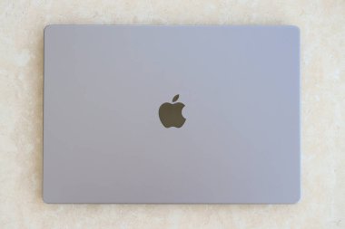 KYIV, UKRAINE - 4 Mayıs 2023: MacBook Air MacBook Pro 13 'ün beyaz arka planda izole edilmiş uzay gri rengi görüntüsü. Yukarıdan görüntüle