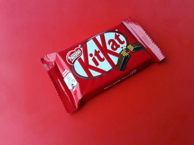 KHARKIV, UKRAINE - HAZİRAN 2, 2021 Parlak arkaplan üzerine Nestle çikolata kaplı gofret