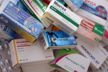 KYIV, UKRAINE - 4 Mayıs 2023: Eczaneye istiflenmiş birçok kutu hap ve kapsül