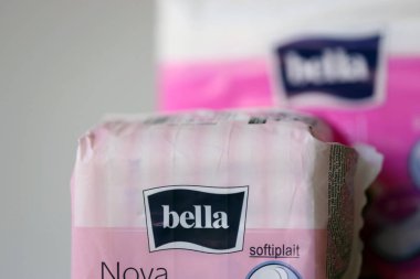 KYIV, UKRAINE - 4 Mayıs 2023 Bella adet pedleri. Pembe dizaynlı pedlerin marka paketi.