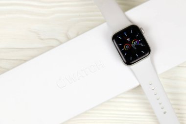 KYIV, UKRAINE - 4 Mayıs 2023: Apple Watch serisi 5 beyaz arka planda yakın plan