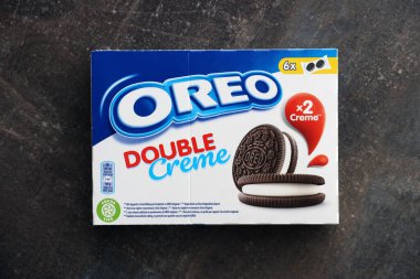 KYIV, UKRAINE - 4 Mayıs 2023: Koyu arka planda kremalı Oreo duble kremalı sandviç kurabiyeleri