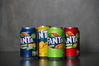 KYIV, UKRAINE - 4 Mayıs, 2023: Fanta çeşitli aromalı hafif meşrubat kutuları