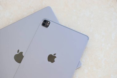 KYIV, UKRAINE - 4 Mayıs 2023: Apple marka aygıt ipad Macbook gövdesinde yatıyor