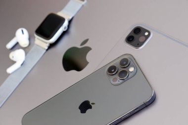 KYIV, UKRAINE - 4 Mayıs 2023: Apple marka cihazlar iPhone, ipad ve elmalı hava podları Macbook gövdesinde uzanıyor