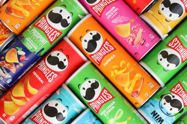KYIV, UKRAINE - 4 Mayıs 2023: Çeşitli aromalı birçok pringles cips tüpü