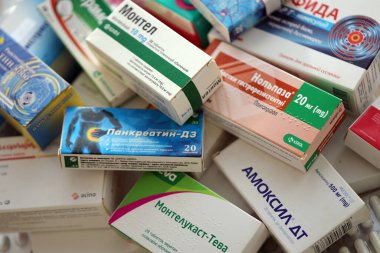 KYIV, UKRAINE - 4 Mayıs 2023: Eczaneye istiflenmiş birçok kutu hap ve kapsül