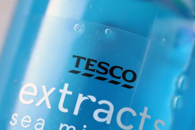 KYIV, UKRAINE - 4 Mayıs 2023: duş jeli şampuan şişesi üzerindeki Tesco siyah logosu