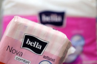 KYIV, UKRAINE - 4 Mayıs 2023 Bella adet pedleri. Pembe dizaynlı pedlerin marka paketi.